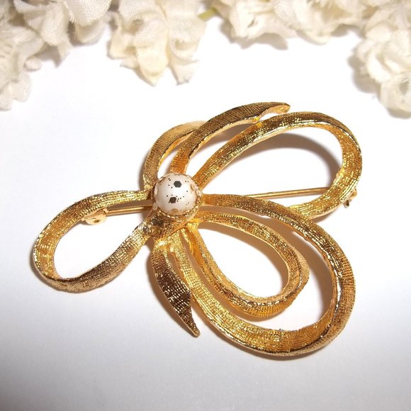 Vintage Jewelry - Vintage Bow Brooch with Faux White Pearl Center Pin Retro Costume Jewelry C424